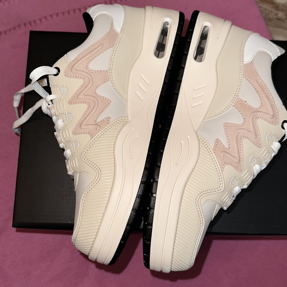 Women’s or girls size 8 sneakers platform style very beautiful - Picture 4 of 4